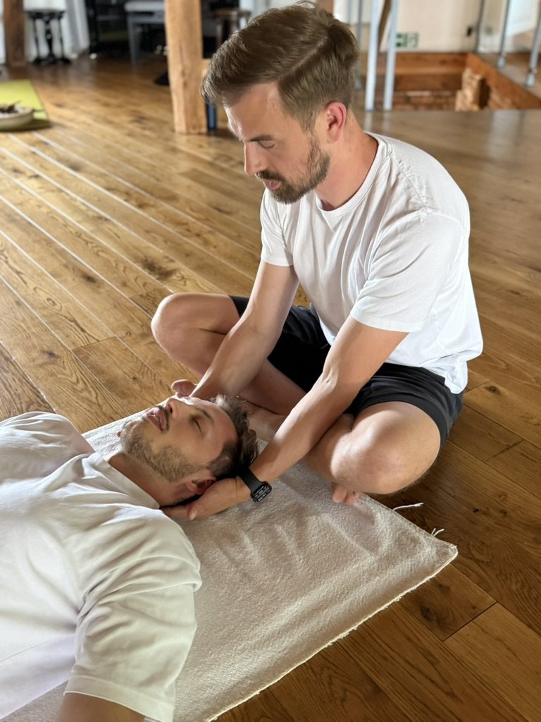 Philipp begleitet eine Breathwork-Session